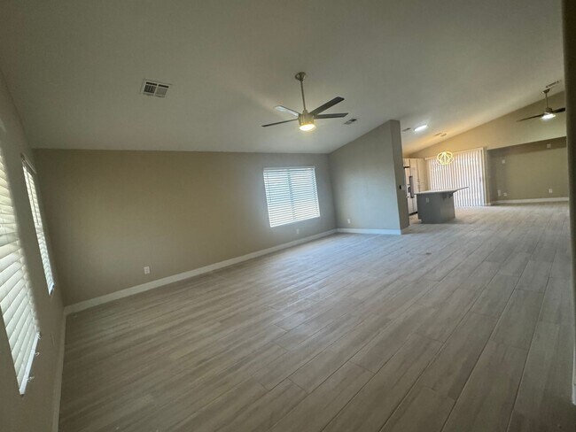 Building Photo - Singel story home, 3br, 2bth, 2cg.