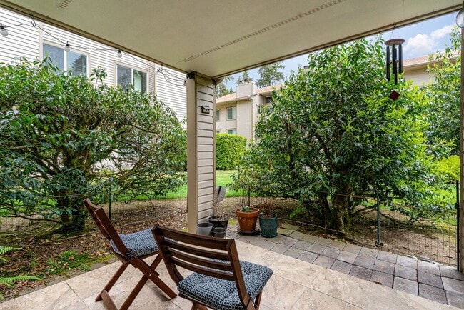 Building Photo - Updated Bellevue Condo in Racquet Club — P...