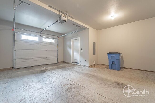 Building Photo - 14422 NE 22nd Ave