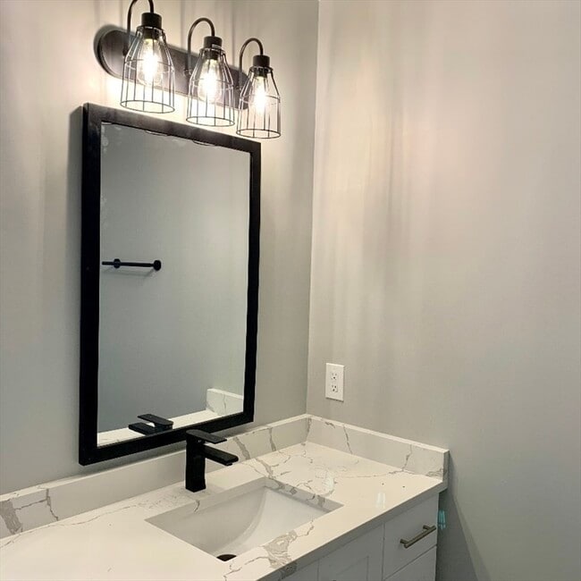 Building Photo - 15 Oak St