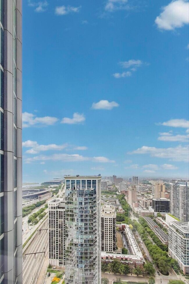 Building Photo - 1211 S Prairie Ave