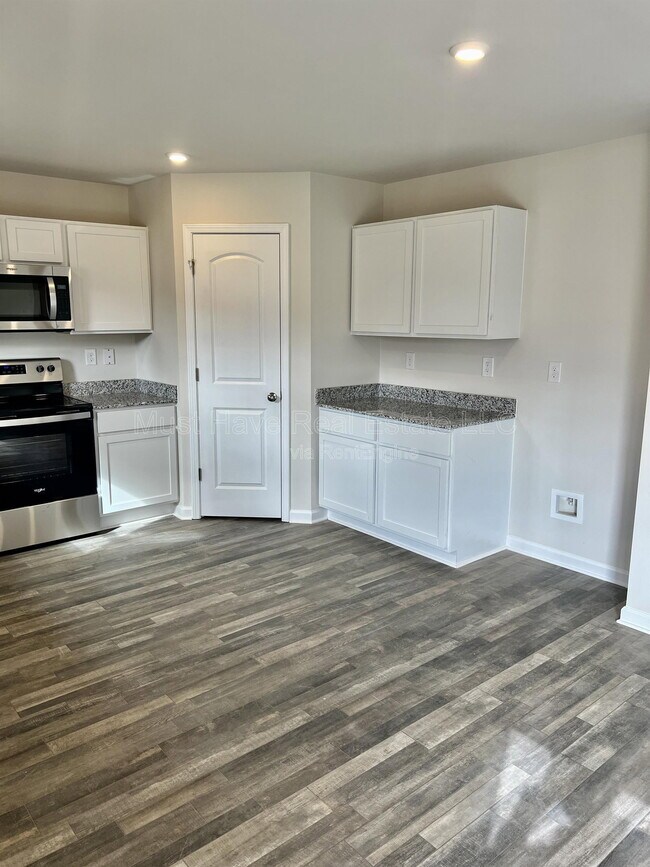 Building Photo - 1459 Cannan Mountain Dr