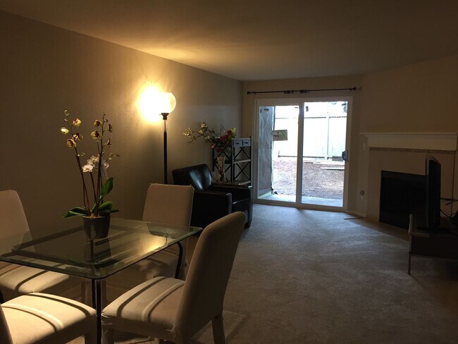 Building Photo - Charming 2-Bedroom, 1-Bathroom Condo in Prime Factoria Location