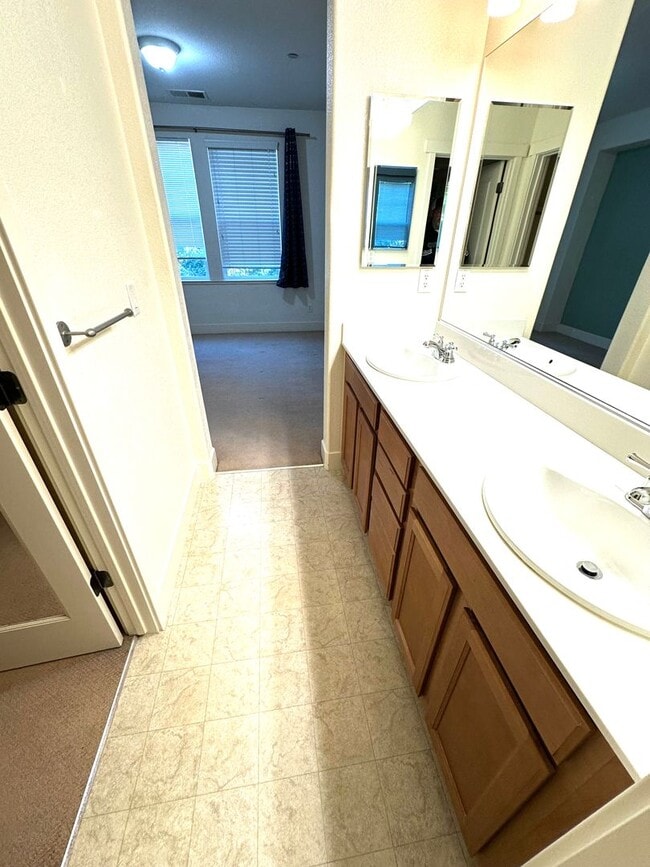 Building Photo - Welcome to modern luxury living in the heart of Midtown Sacramento!