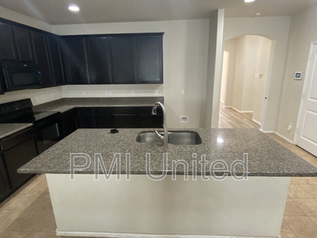 Building Photo - 9145 Blackstone Dr