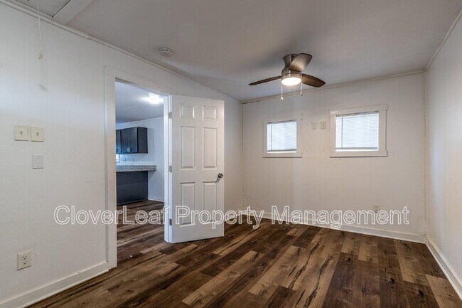 Building Photo - 105 Dewitt St
