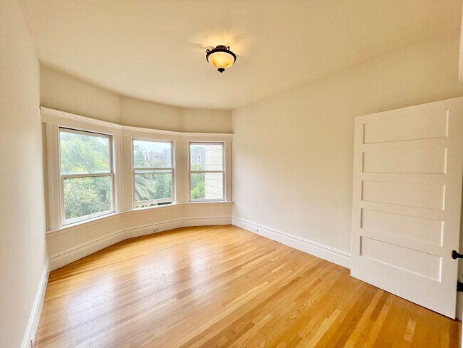 Building Photo - HUGE Top Floor Edwardian 4BR/1.5BA  Flat w...