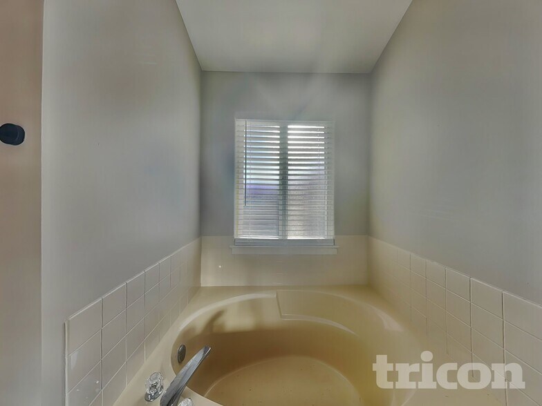 Building Photo - 2005 Alpine Way