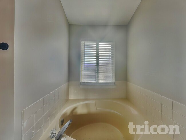 Building Photo - 2005 Alpine Way