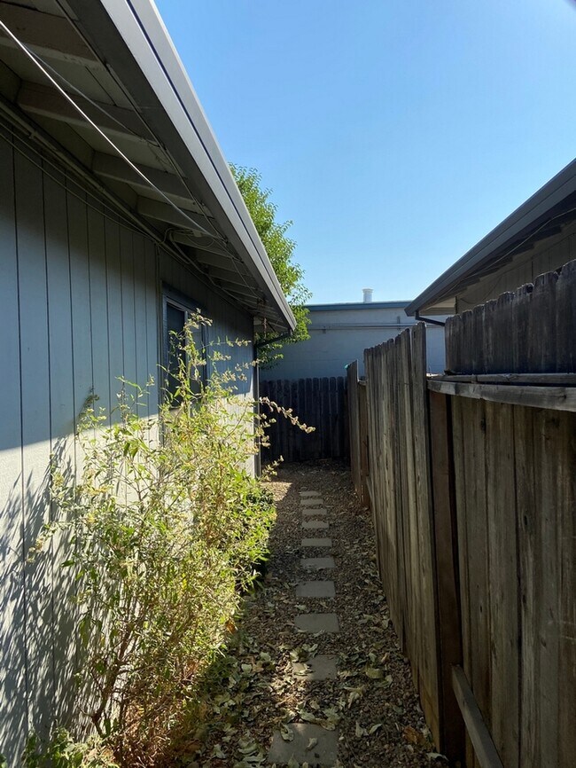Building Photo - Charming duplex in Folsom!