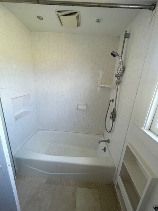 Building Photo - Great House in Oakland! 2 Beds, 1 Bath