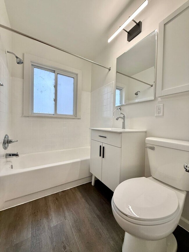 Building Photo - Pennoyer 1703/1705