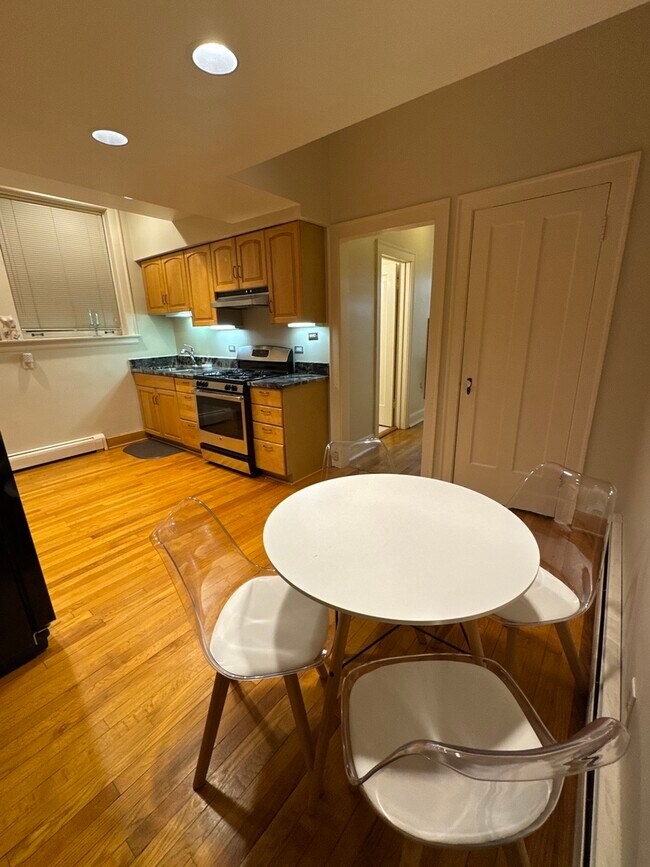 Building Photo - 7450 N Claremont Ave