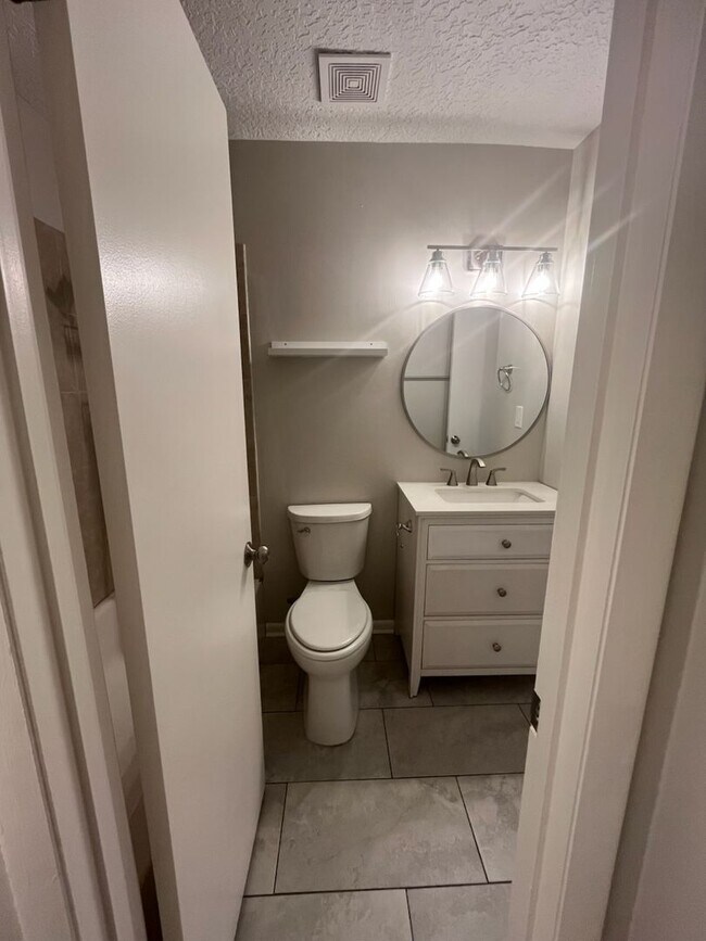 Building Photo - Spacious 2brm 1.5ba townhome Condo in The Villas off Conway Rd.