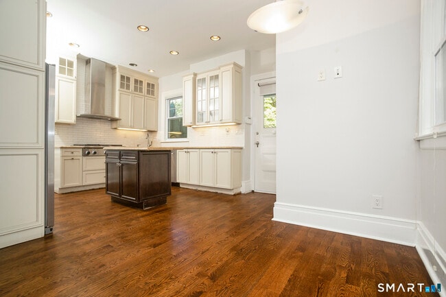 Building Photo - 309 Milbank Ave