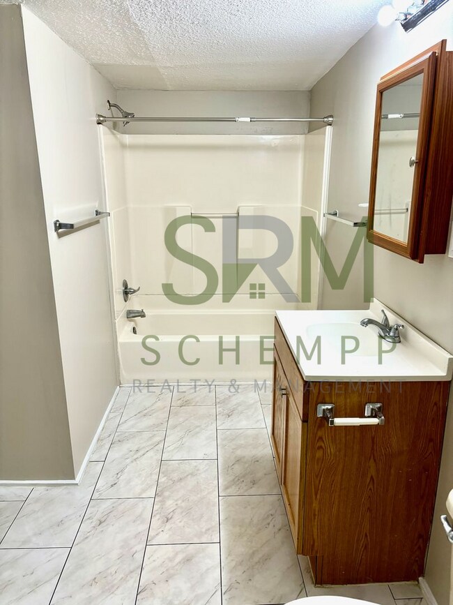 Building Photo - Spacious 4 bedroom in Portland-Section 8 Accepted **1/2 off first months rent**