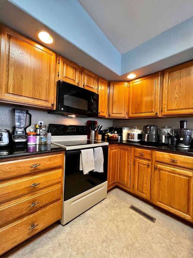 Building Photo - 4 Bed 3 Bath Townhouse in West Fort Collins!