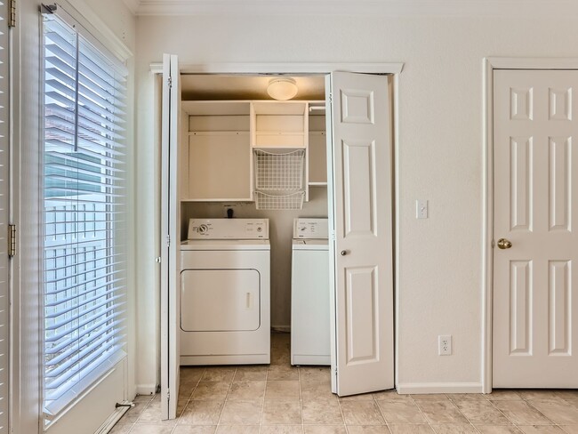 Building Photo - Amazing 2BR, 3BTH w/Garage in First Creek