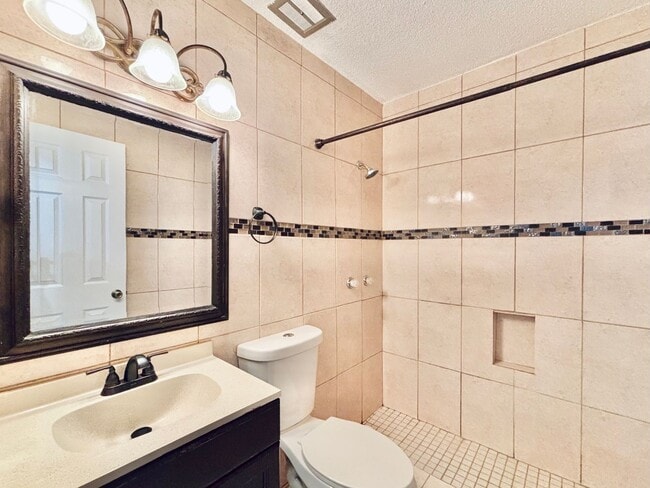 Building Photo - Beautiful One-Story Home in Woodlawn Hills!