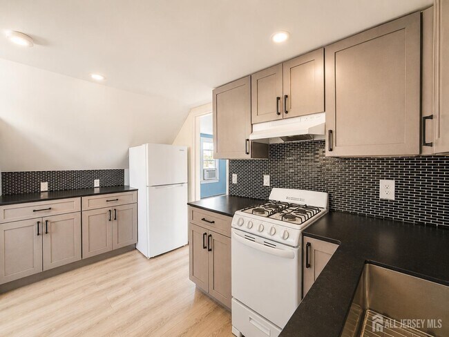 Building Photo - 66 Alcoa Ave