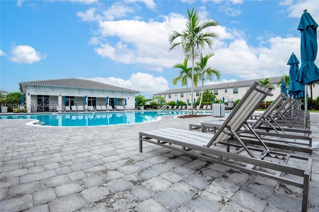 Building Photo - 2636 SE 8th Ct