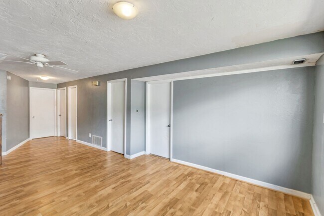 Building Photo - Spacious 4-Bed, 2-Bath