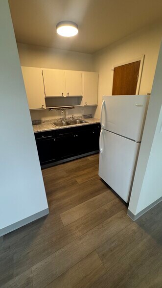Building Photo - 655 Columbia Dr