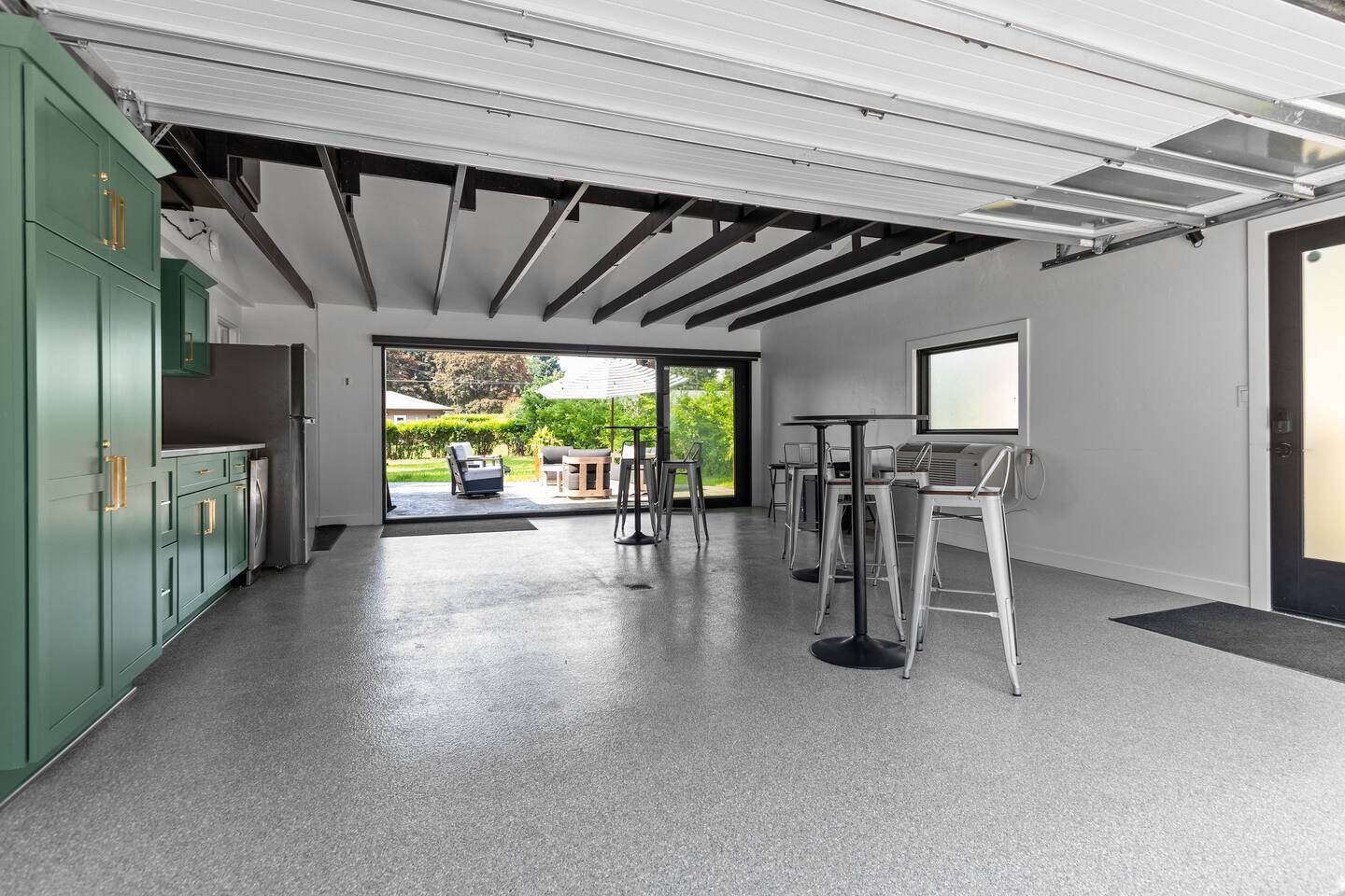 Building Photo - 1095 April Ln