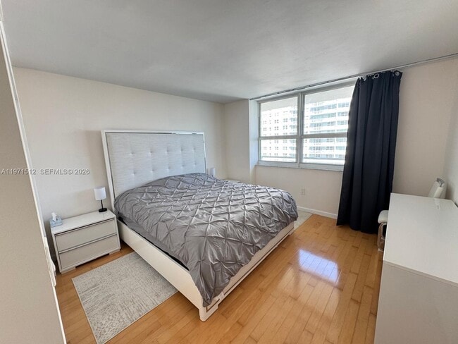 Building Photo - 1155 Brickell Bay Dr