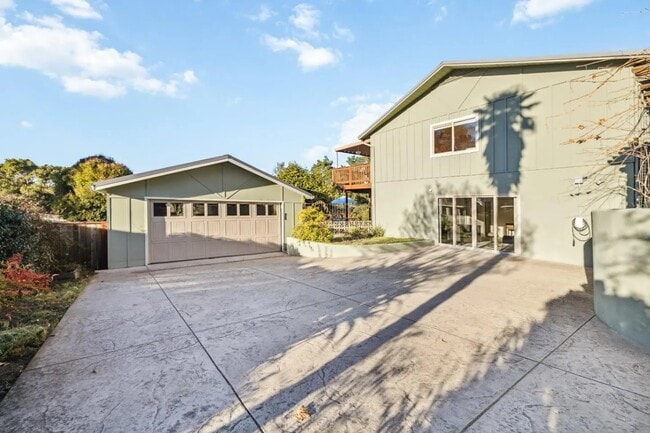 Building Photo - 225 Sunset Ter