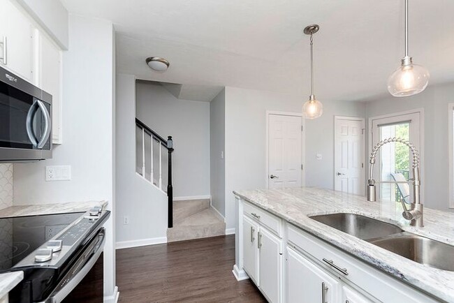 Building Photo - Spacious Updated 2 Bedroom Townhome in Bea...