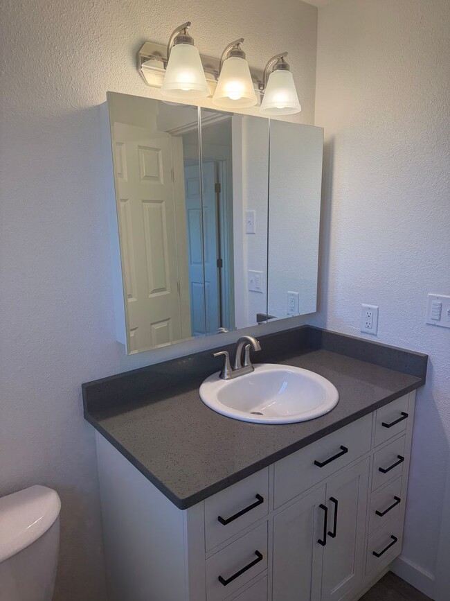 Building Photo - Updated 2 bedroom 1.5 bath duplex in Thurston!