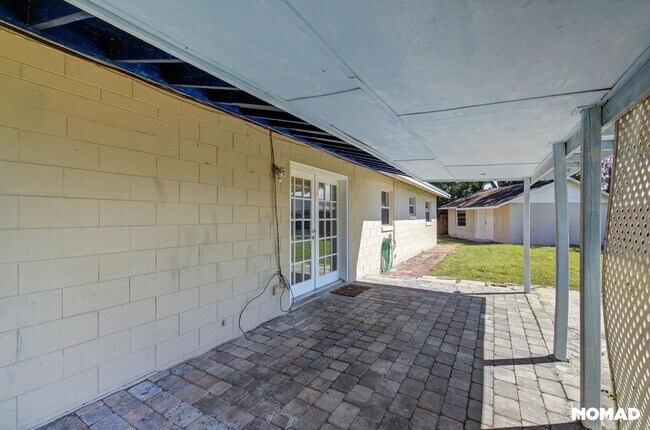 Building Photo - Updated, Large yard, quiet neighborhood, and convenient location