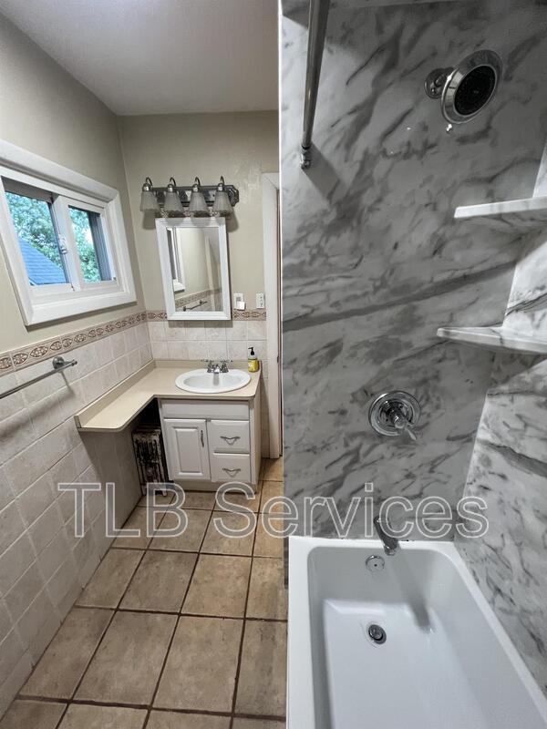 Building Photo - 519 School St