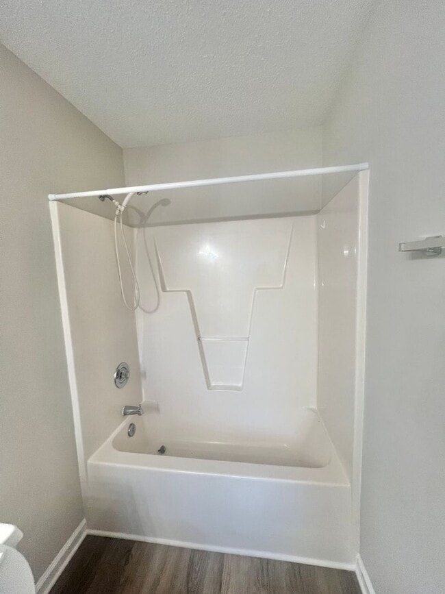 Building Photo - RENT SPECIAL! UPDATED MODERN UNIT! 3BR Clo...