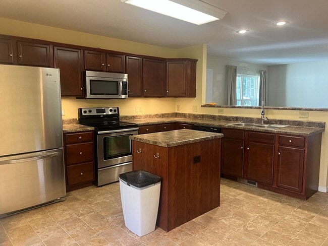Building Photo - One- level 3bedroom /2bath  living with 2 ...