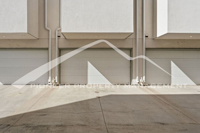 Building Photo - Townhome in the Highlands!