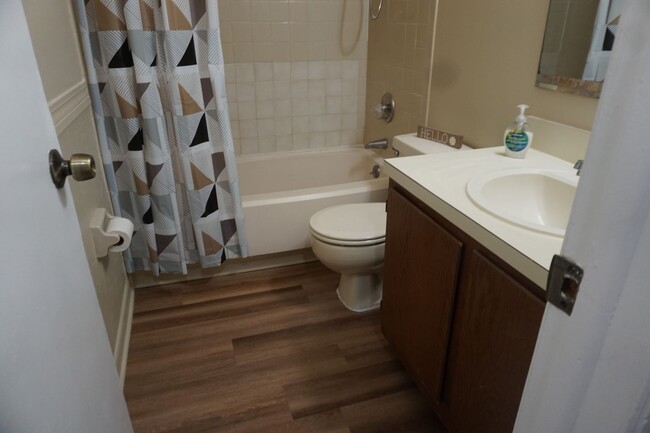 Building Photo - 2 bedroom 2 Bathroom close to NAS Jax