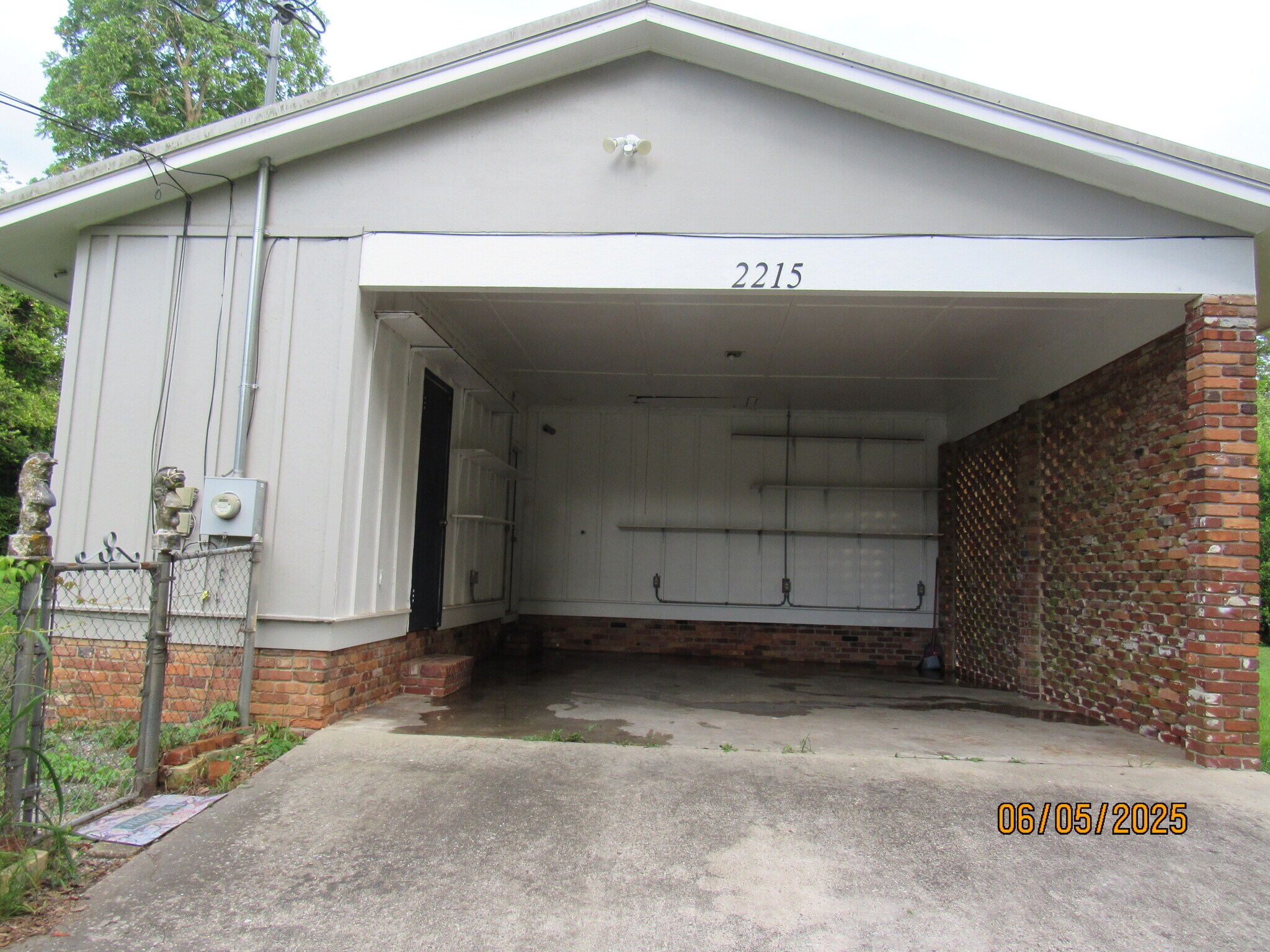 Building Photo - 2215 Macy Ave