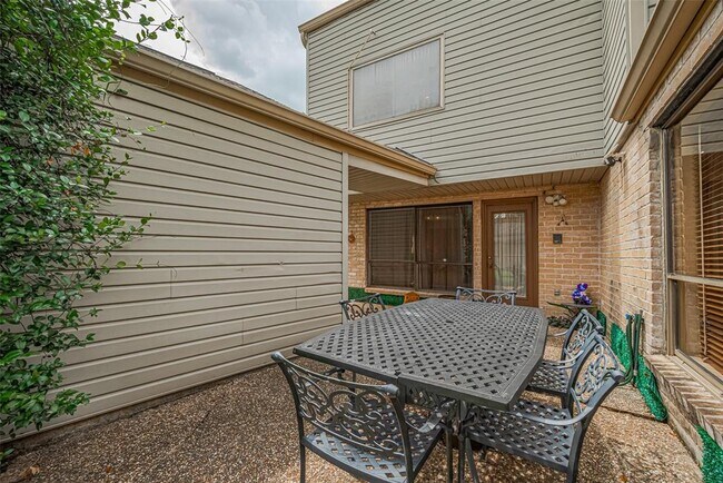 Building Photo - 12231 Carriage Hill Dr