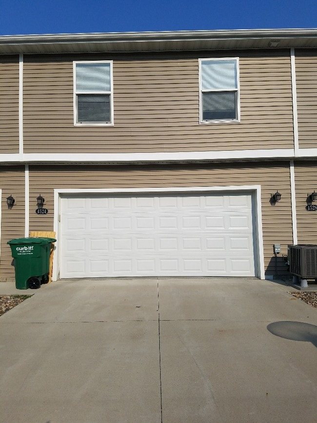 Building Photo - Creekside Townhomes
