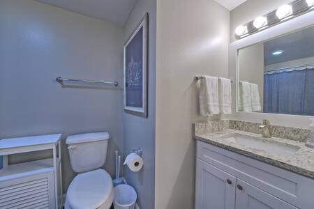 Building Photo - 9900 S Thomas Dr