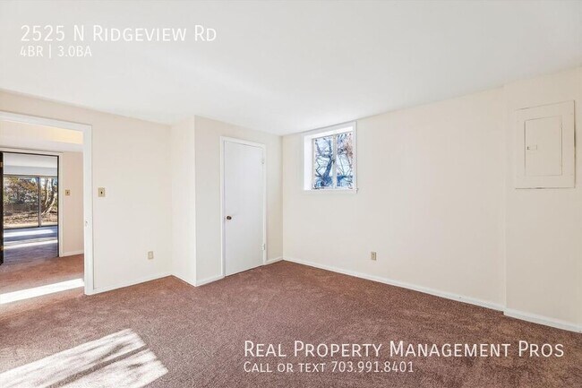 Building Photo - 2525 N Ridgeview Rd