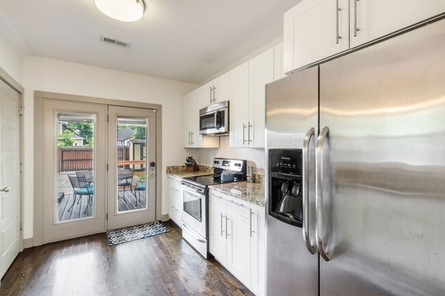 Building Photo - Beautiful Home Steps to Cleveland Park!