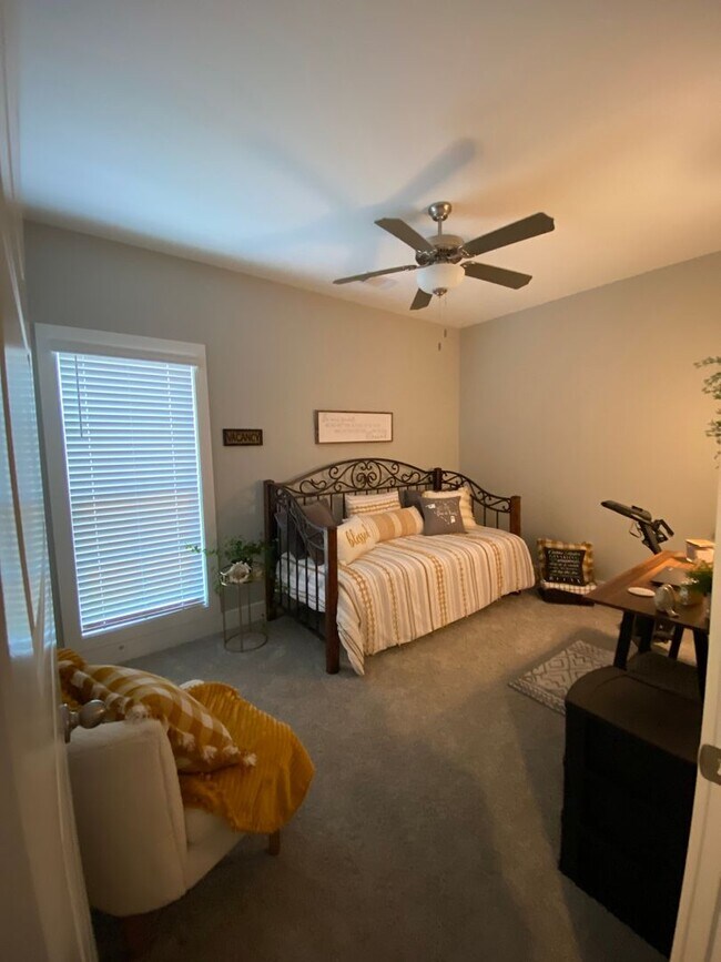 Building Photo - Fox Run Village Duette with Amenities