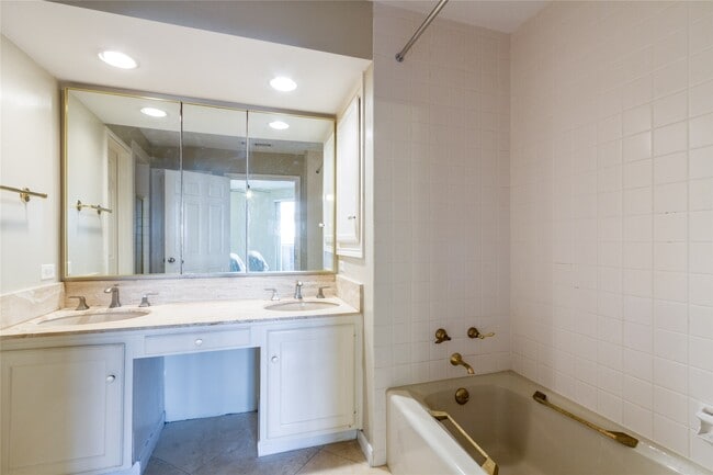 Building Photo - 3350 McCue Rd