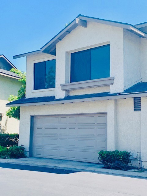 Building Photo - Condo with Amazing Lake View!