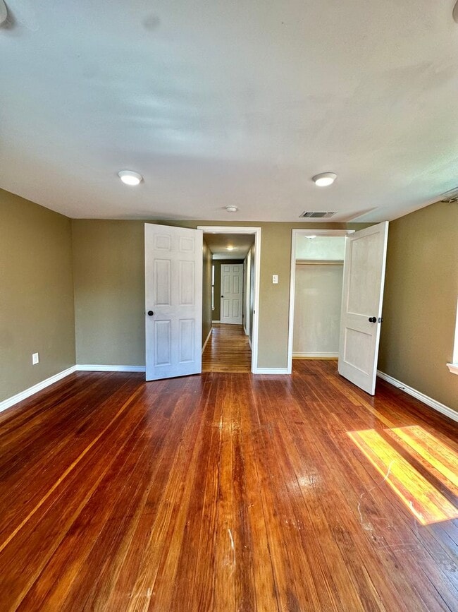 Building Photo - COMING OCTOBER 2025 - Spacious 1-Bedroom A...