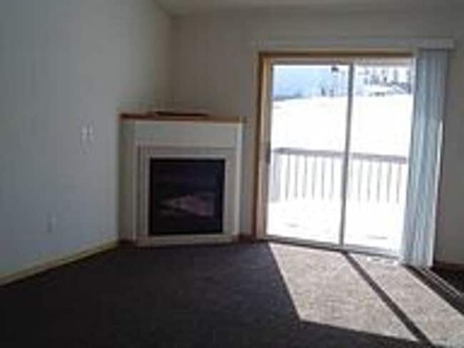 Building Photo - Two Bedroom Two Bathroom Spacious Townhome