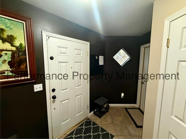 Building Photo - Charming 3 Bed/2 Bath San Lauren Home